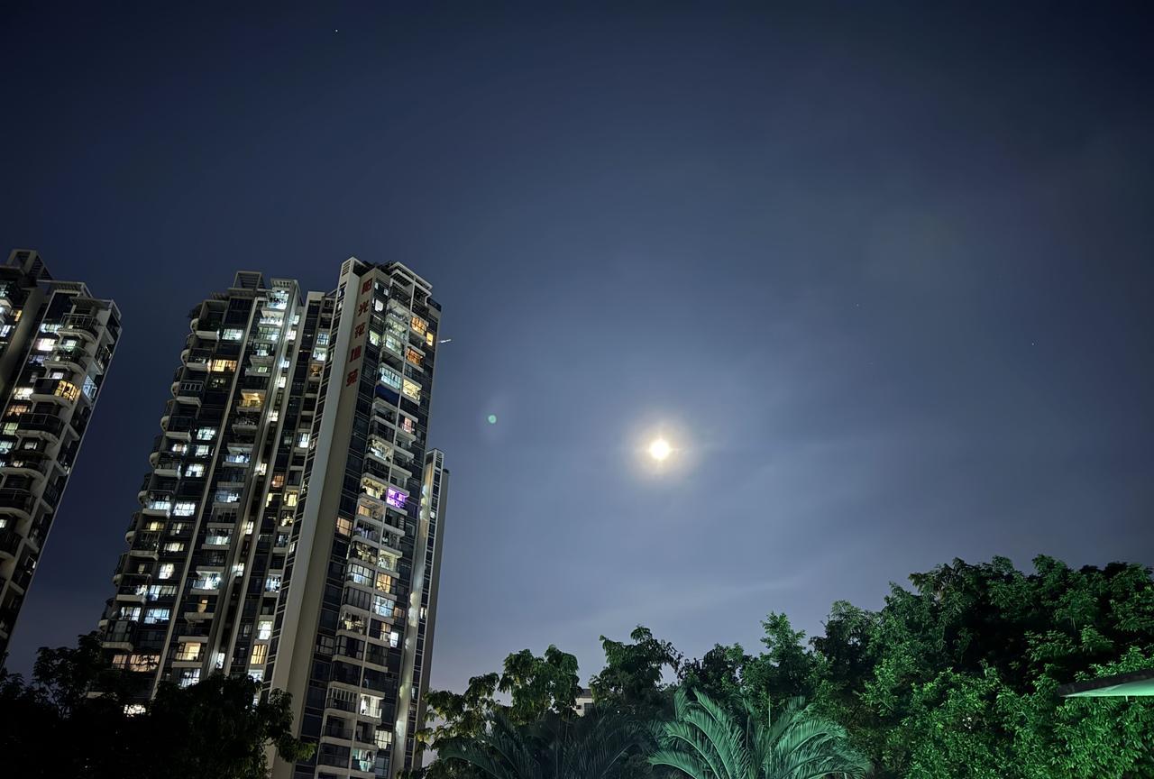 现在很多星级宾馆都出来摆摊卖餐了，甚至几乎成为当地一道风景。在掀起一阵热闹之余