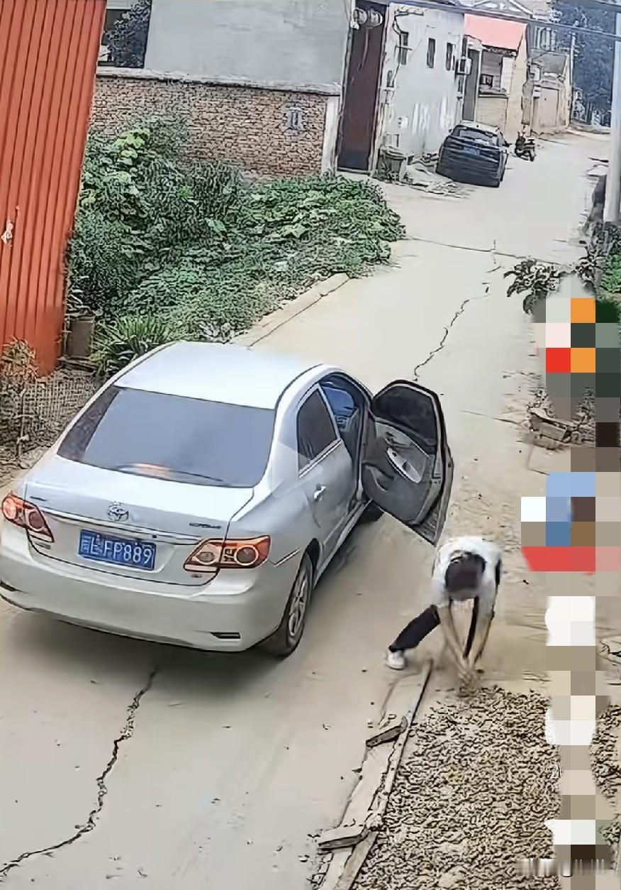 网友在自己家大门口晒花生，一辆小汽车路过时停下了，车门打开，下来一个女人。只见