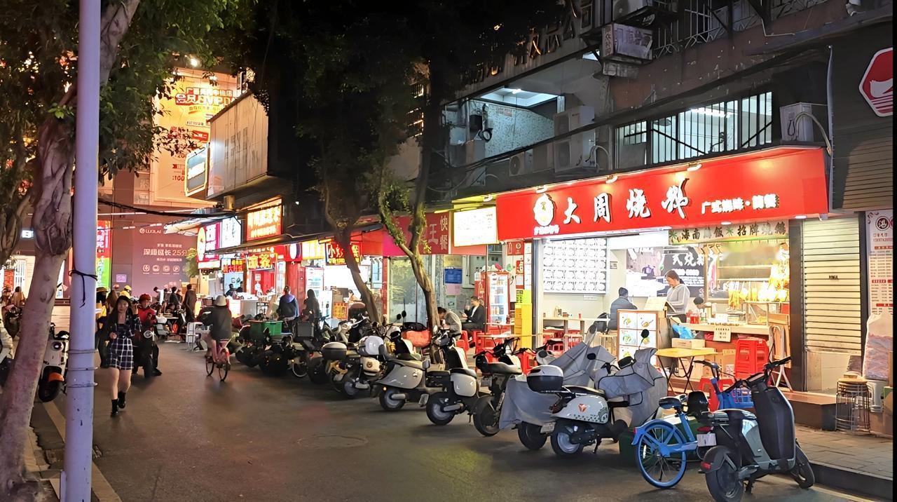 广州是全国一线城市里最朴实、最接地气的，哪怕是繁华的天河体育西，仍有市井星斗小民