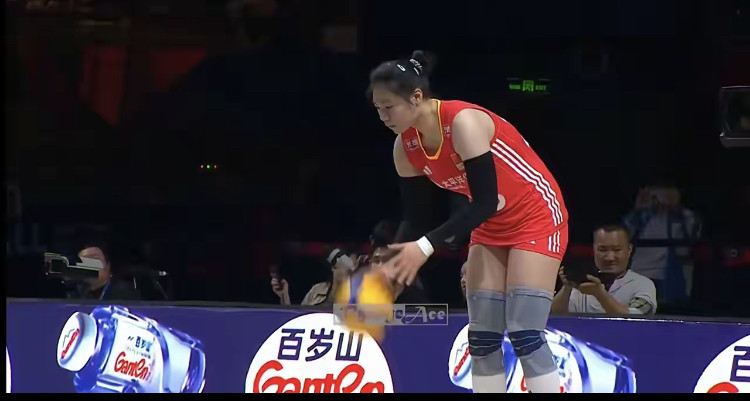 中国女排3-0完胜比利时女排！一人得到球迷盛赞：惊艳，天才少女，下一个魏秋月……