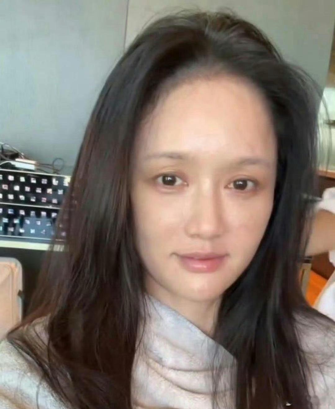 陈乔恩公开自己的素颜照，真的蛮漂亮的