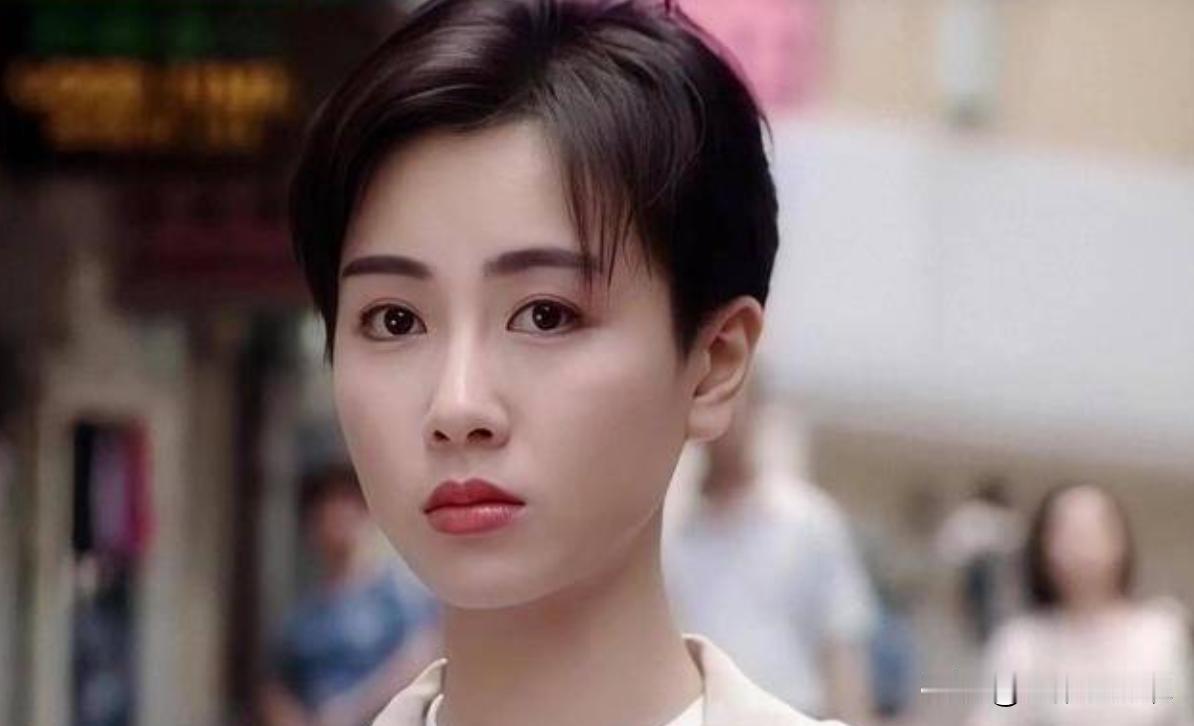 1994年，在一次聚会上，刘銮雄对袁洁莹一见钟情，展开猛烈追求，在强大的金钱和温