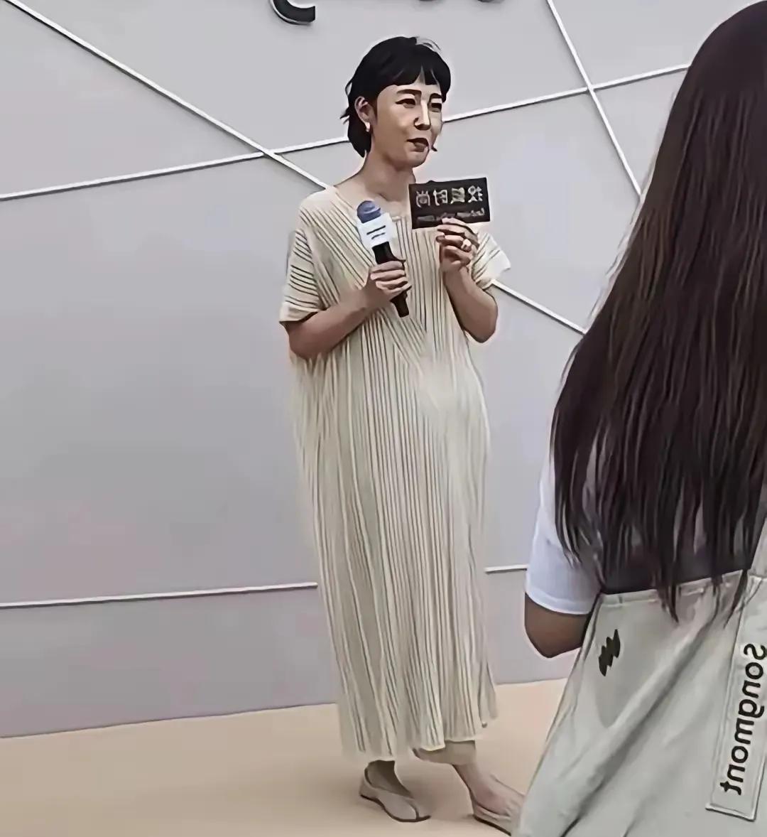 虽然，一直都觉得白百何既没颜值，又没演技，但没想到这衣品也是这么的惨不忍睹。近