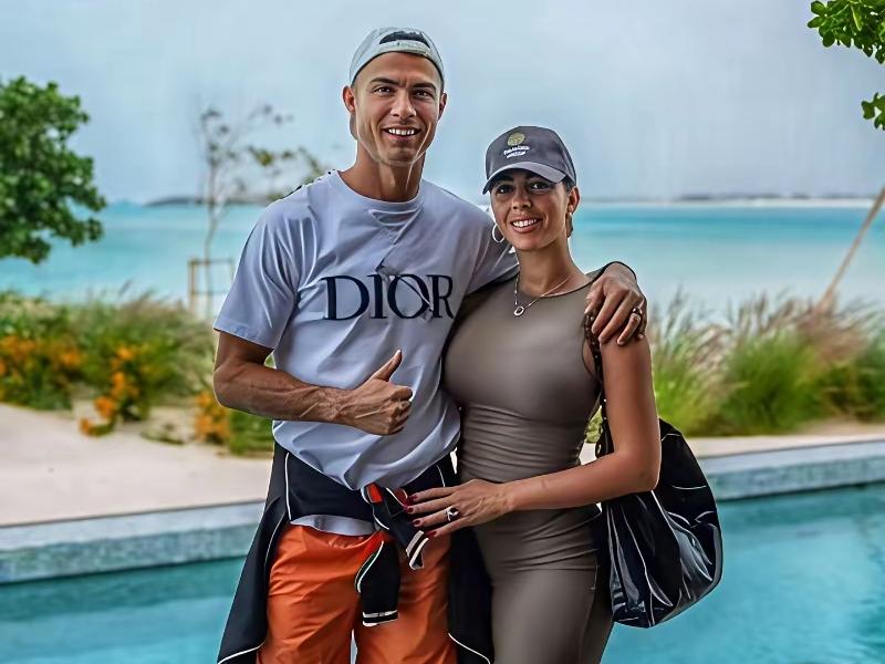 乔治娜能赢得C罗的心，并非颜值，而是聪明！如果不是有缘，他们不会在高奢品牌店相