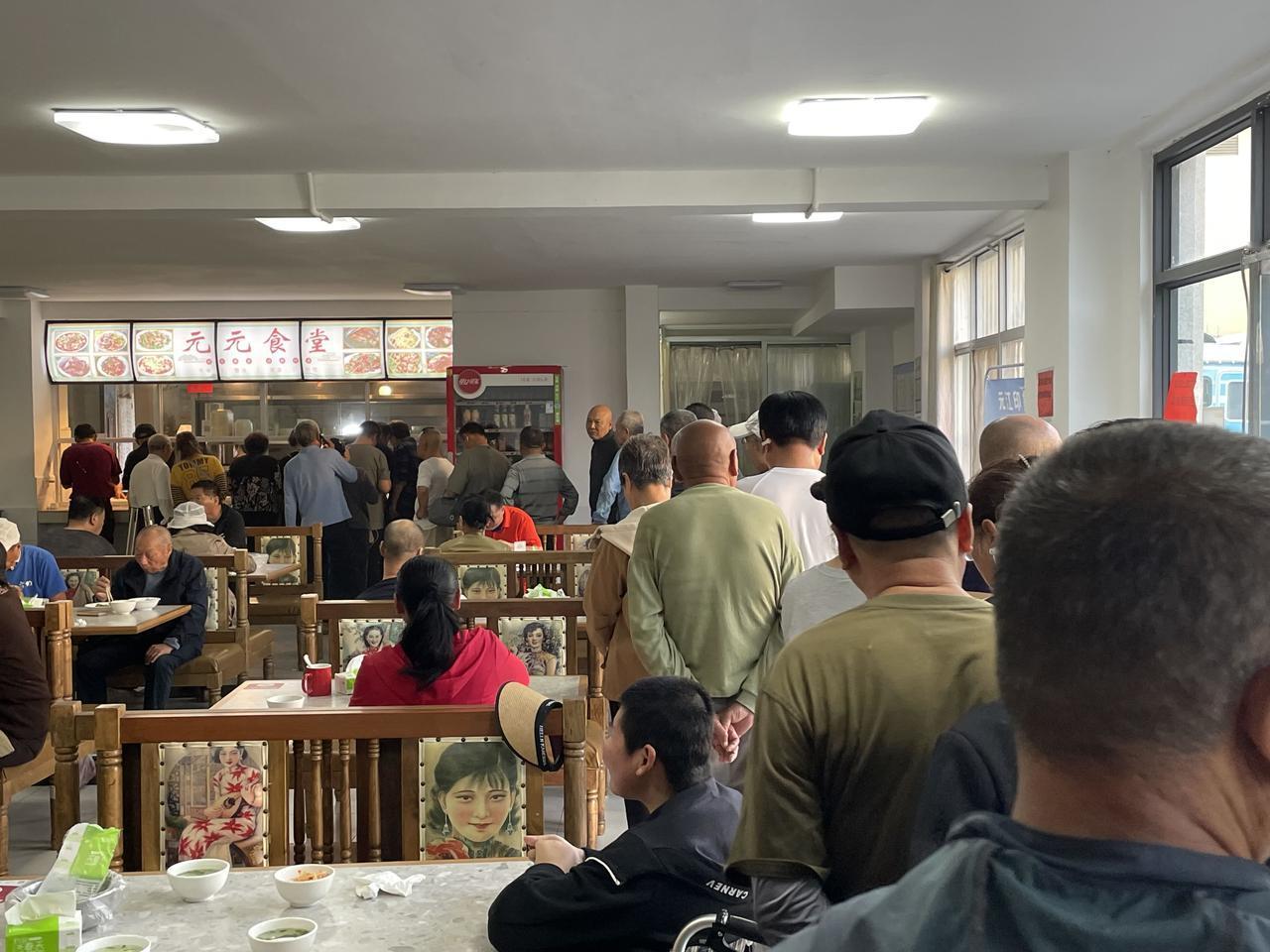 云南玉溪的元江县是个奇妙的地方。这里的县政府大院可以停车可以散步可以健身。这里的