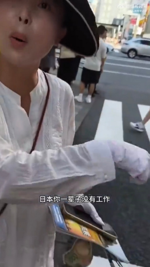 在日本居住的华人女子表示：“在日本，你一辈子没有工作，我跟你讲，像我那个阿姨，她