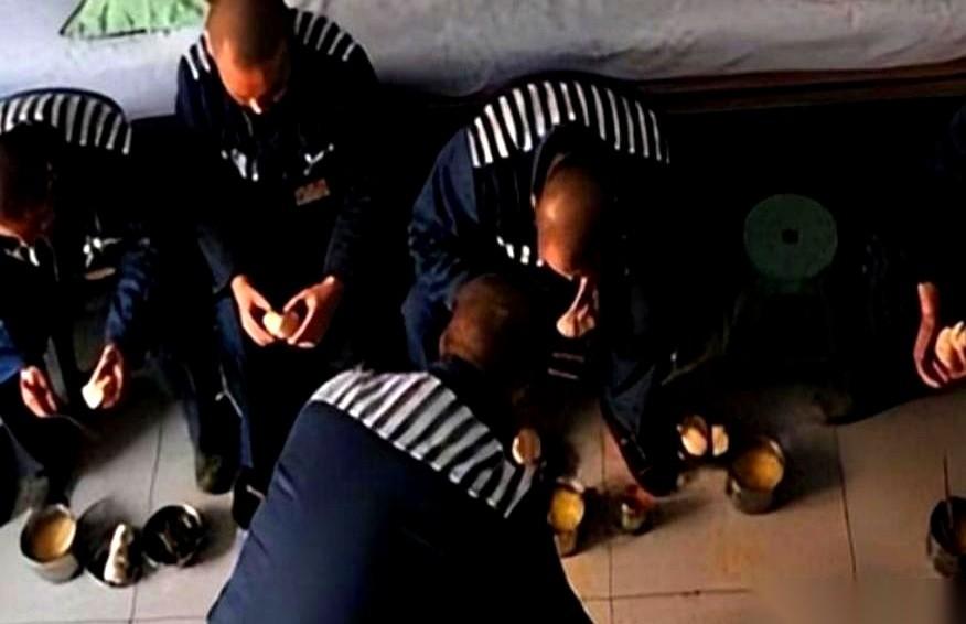 一个拿过三等功的退役武警，就因为一拳，被判了四年十个月。起因，是看守所里的“狱