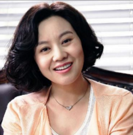 闫妮去买房，售楼小姐看她衣着普通，就随便一指：“这套不错，400平，才1200万