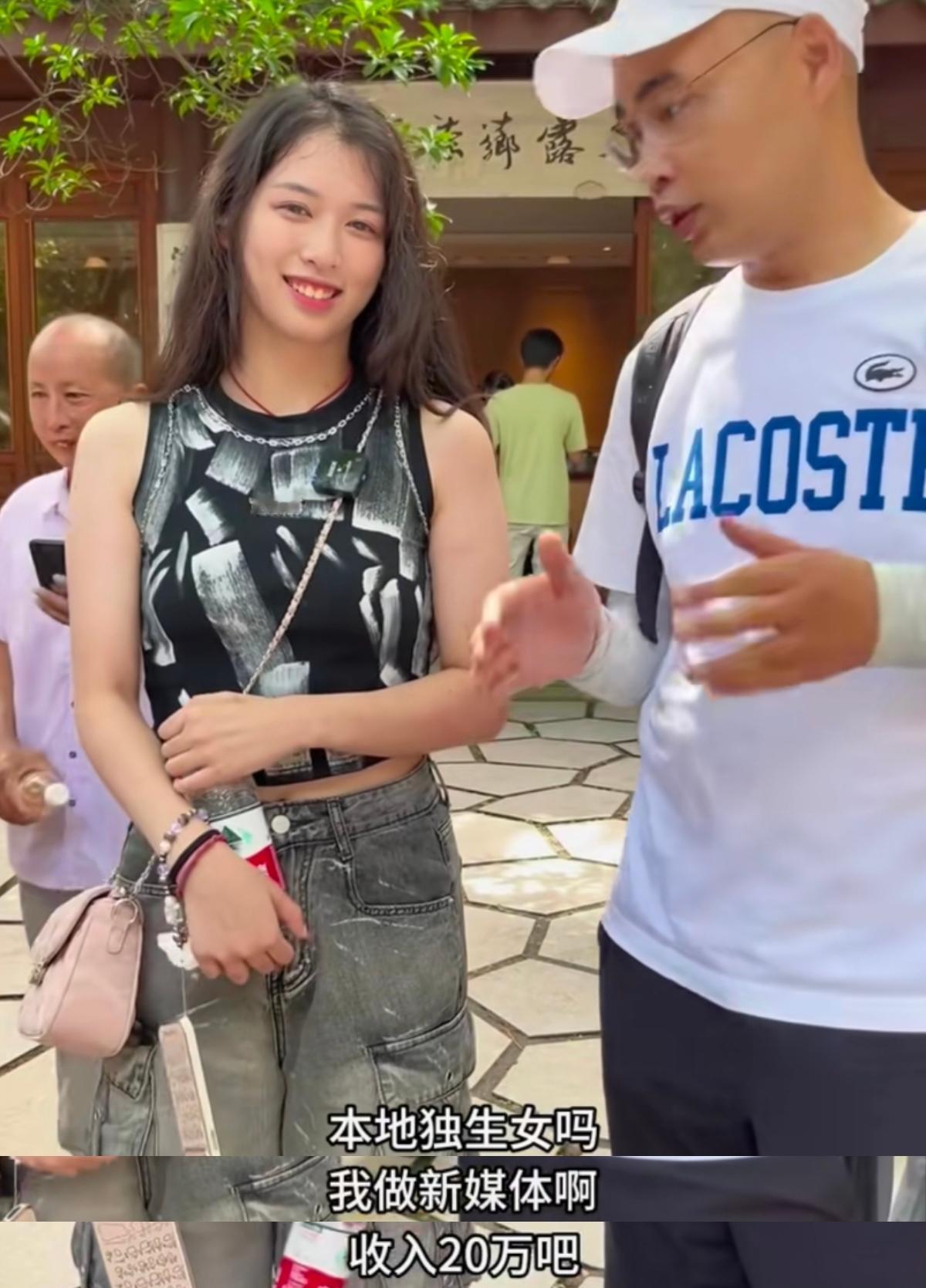 杭州万松书院相亲角，女生条件好要求低，旁边的大爷拍手叫好，可就是没有男生主动靠近