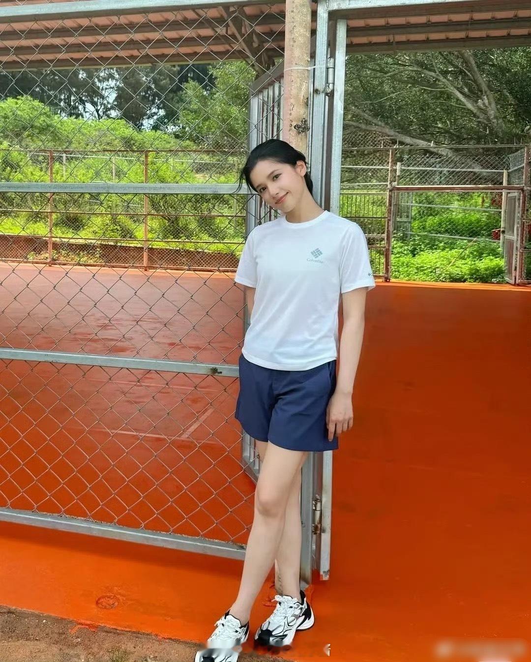 张婧仪在普通人里是瘦的但是骨架有点粗所以上镜不占优势​​​