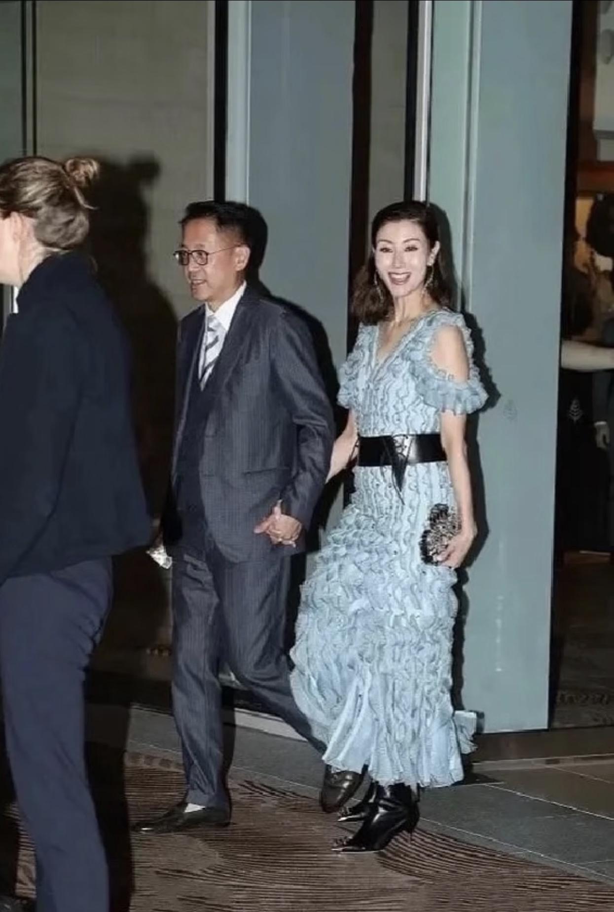 2019年，许晋亨带着李嘉欣参加活动，夫妻俩十指紧扣的样子，好甜蜜啊。李嘉欣