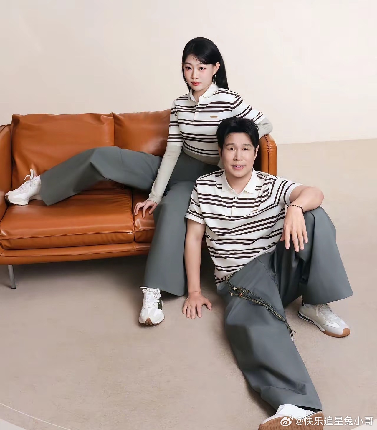 小沈阳和女儿沈佳润拍亲子写真啦，同款条纹穿搭好默契，小姑娘长得亭亭玉立，一晃眼当