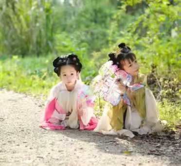 双胞胎:1、双胞胎兄弟，如是阳日干，则哥哥比弟弟强一点。如是阴日干，则弟弟比哥