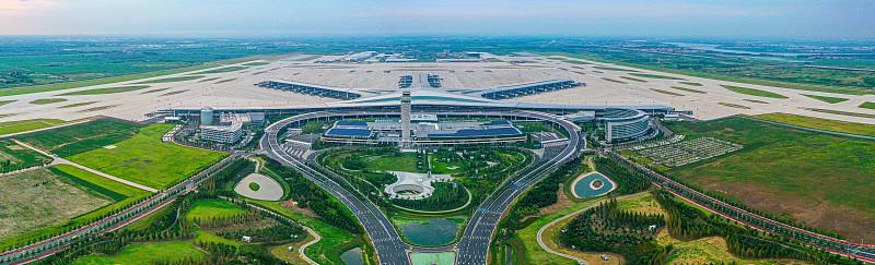 合肥机场现在的处境确实有点尴尬，去年旅客吞吐量才1210万人次，隔壁的杭州萧山早