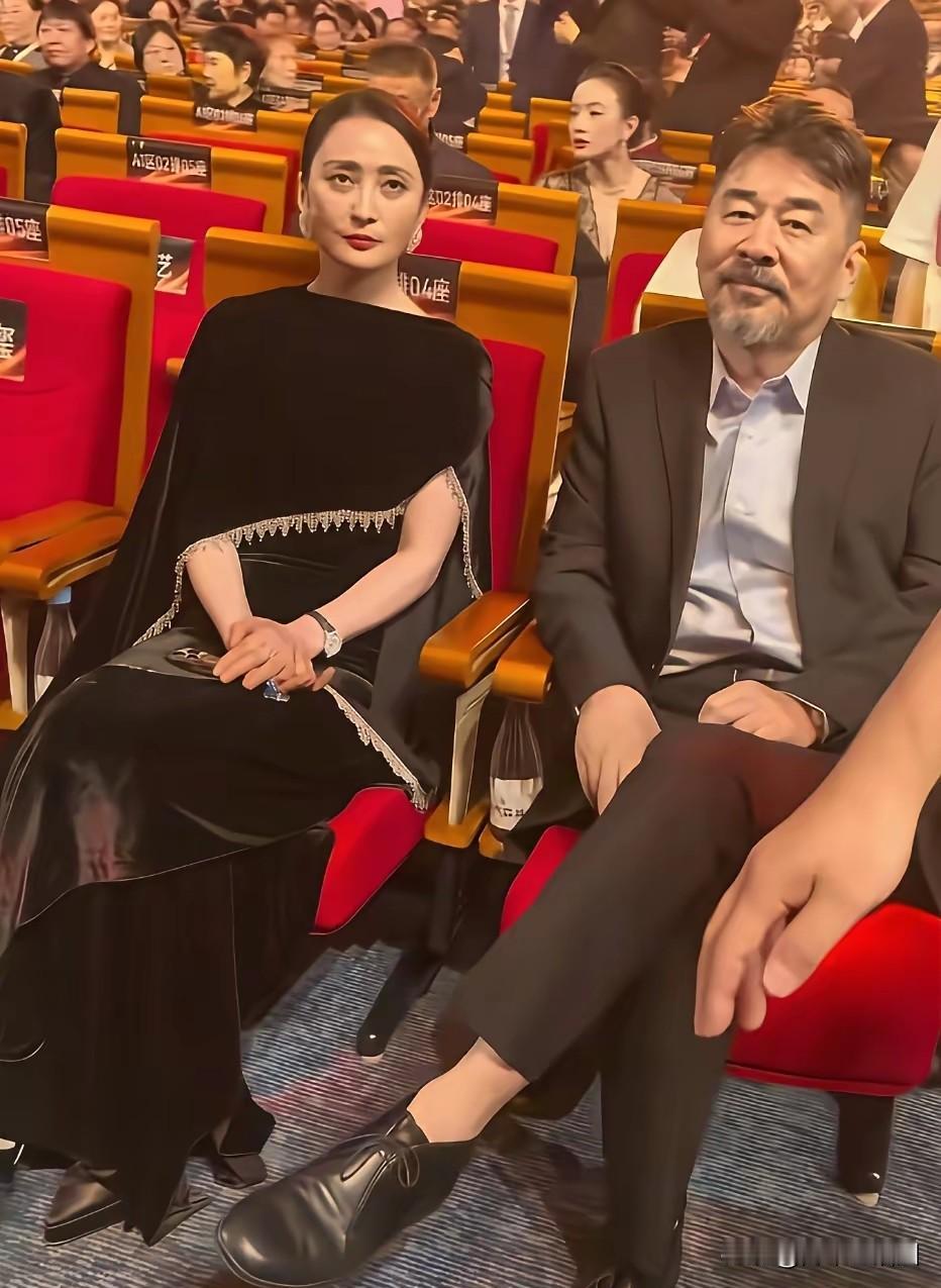 以前我一直想不明白，55岁的陈建斌，不算帅还带着点邋遢，怎么就能把蒋勤勤这样的大