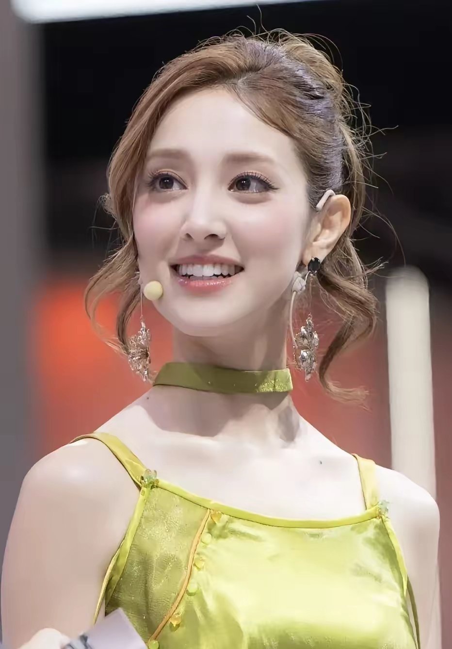 第一次这么直观的感受到浓颜的相似之处，古力娜扎和陈凯琳两个人长得真有点像！