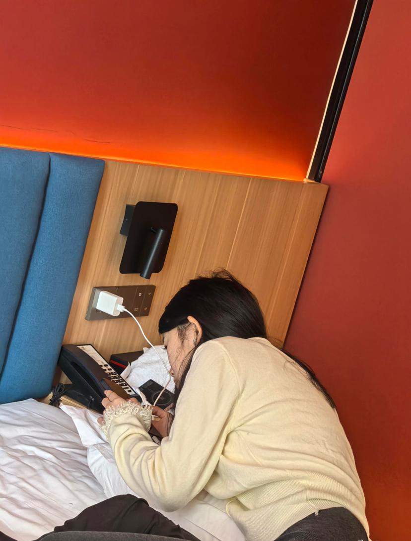 为何玩手机的姿势都一样的？[？？？][？？？]