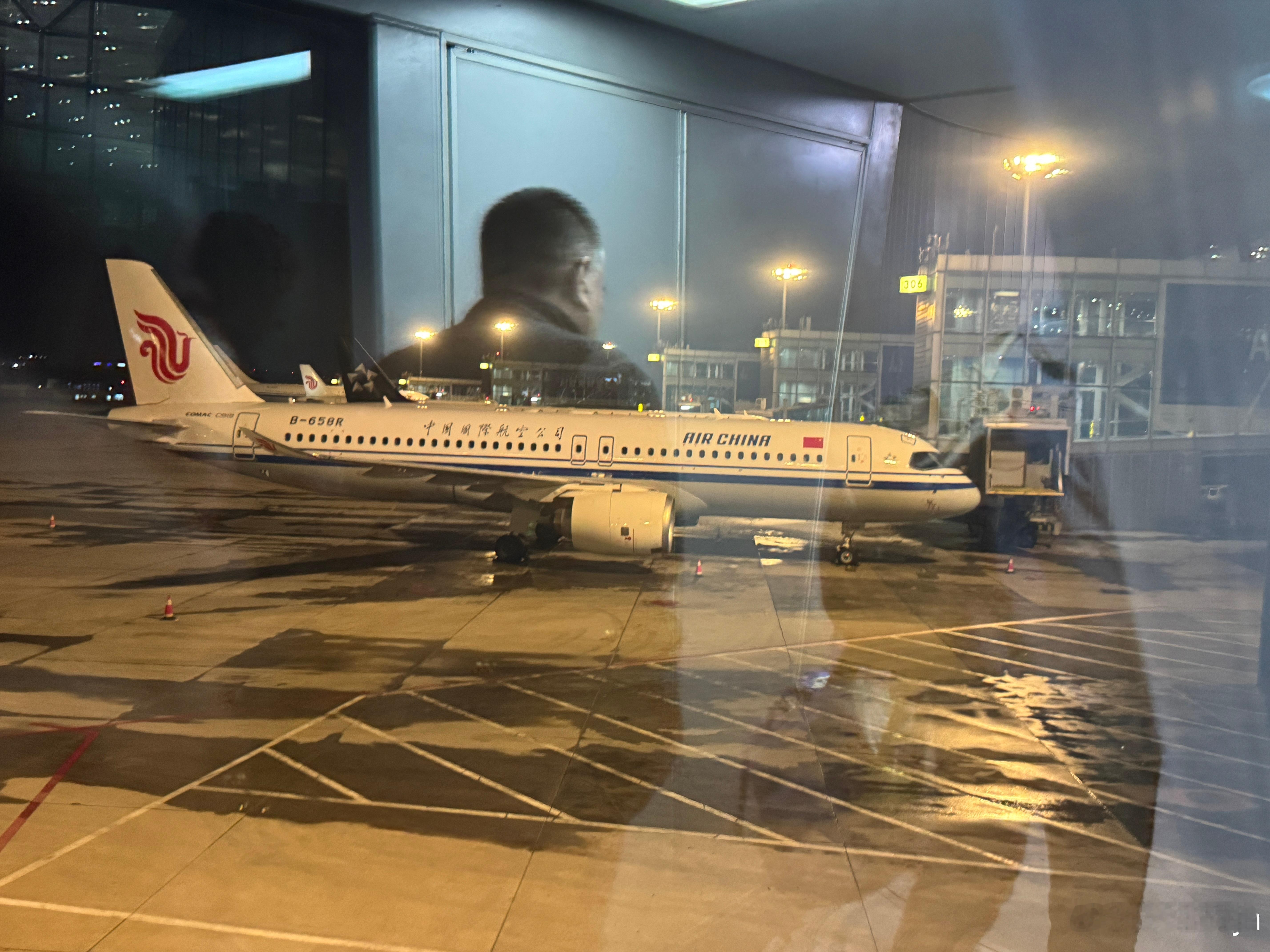 下飞机一抬头，隔壁廊桥这不停着C919嘛，可是我还没坐过北京·首都机场T3航站