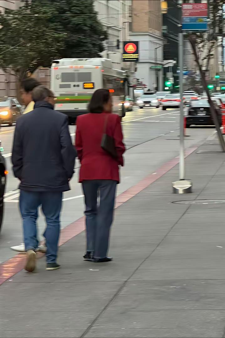 有网友在美国街头看到潘总夫妇！百亿身价的潘总和夫人，穿着打扮非常低调，跟普通人