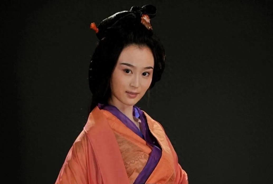 放着的儿子不去扶持，反而要帮着侄子登上帝位。三国的这位太后最终自食其果，这位太后
