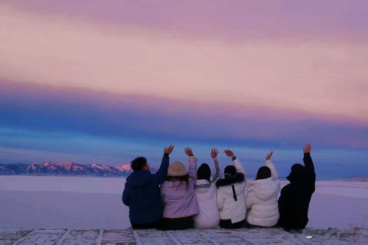 和朋友耍雪，快乐冻都冻不住❄️🙌赛里木湖的雪，把世界调成了最干
