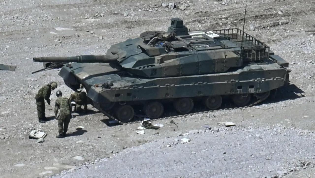 自卫队10式坦克炮弹爆炸事故更新昨天晚上陆自幕僚长新井正义出来鞠躬了，遇难者