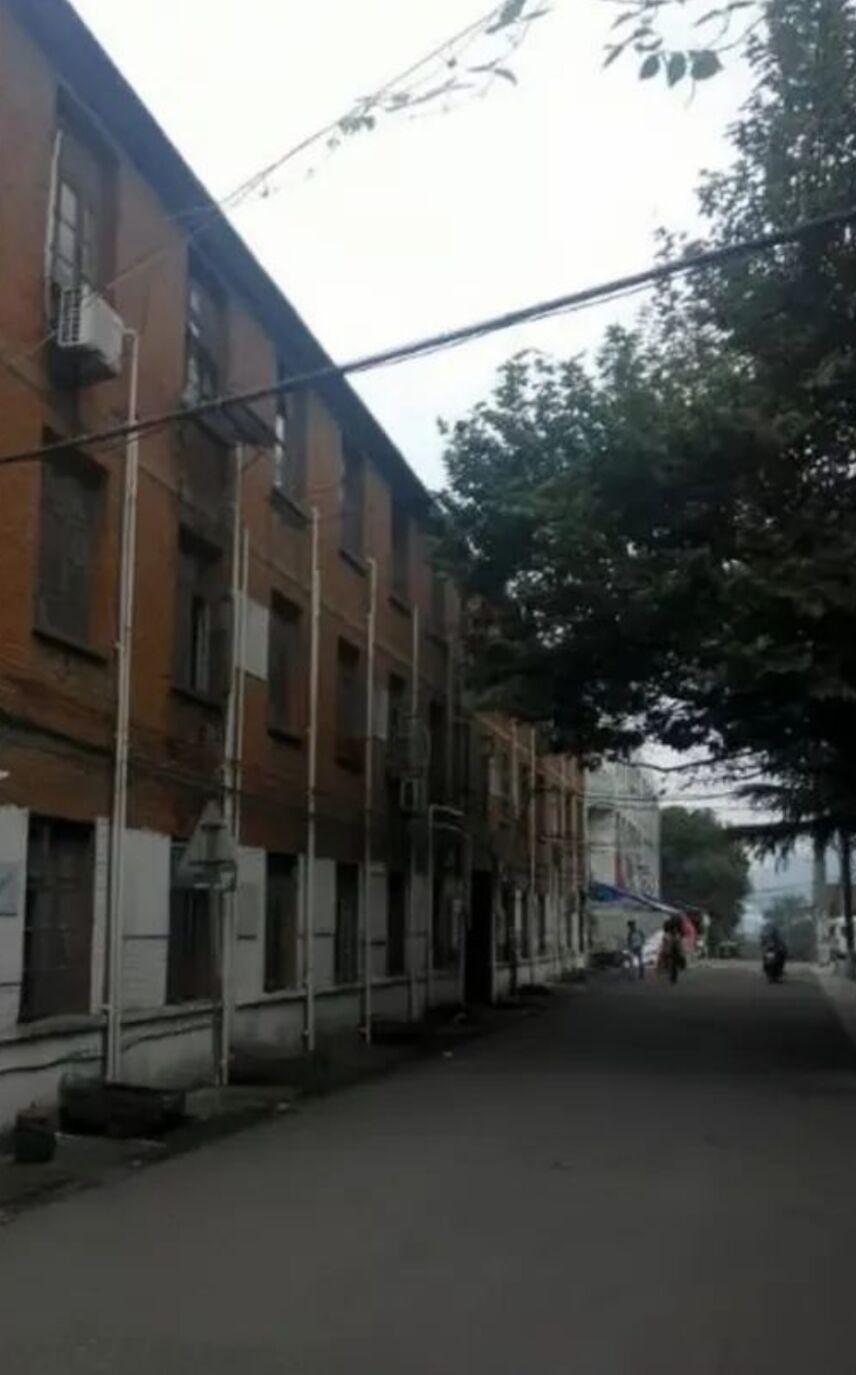 一九九六年单位下岗，那时有很多事情可以做，摆地摊人还不多，当然摆地摊很多人怕没面