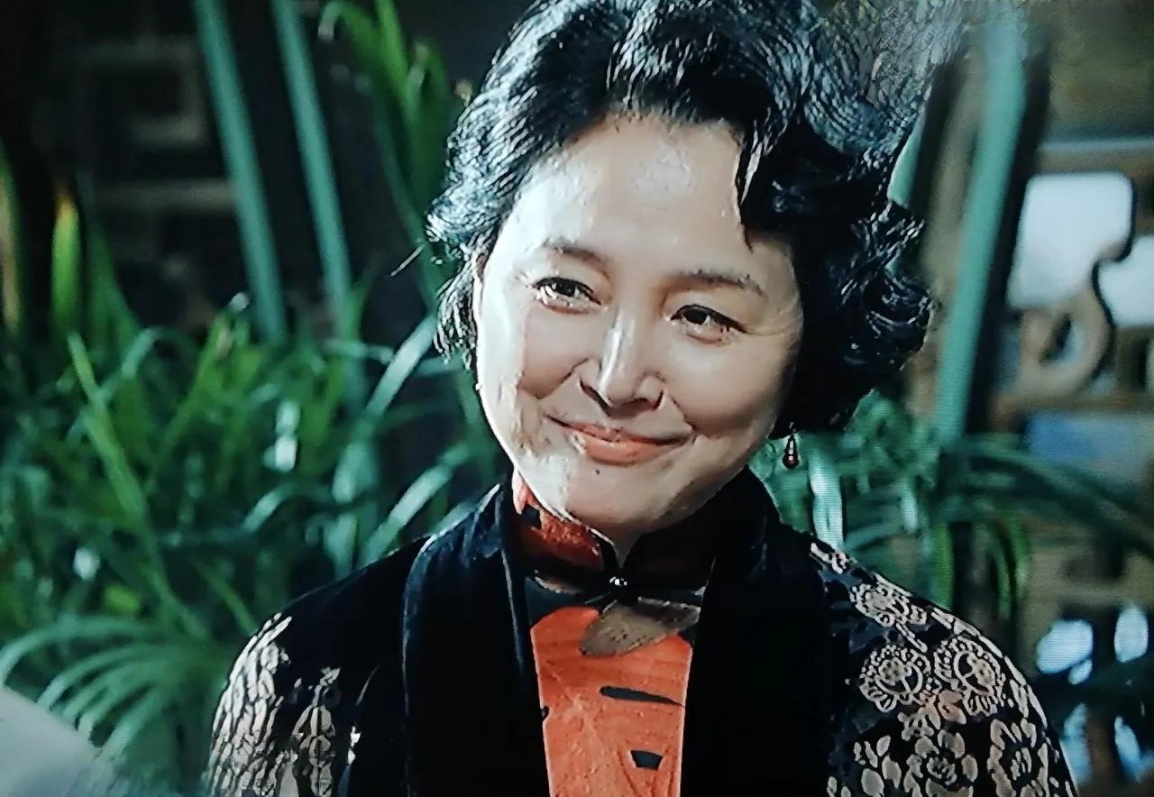 追剧《沉默的荣耀》昨晚看到了我喜欢的女演员张延，长胖了，脸变大了。