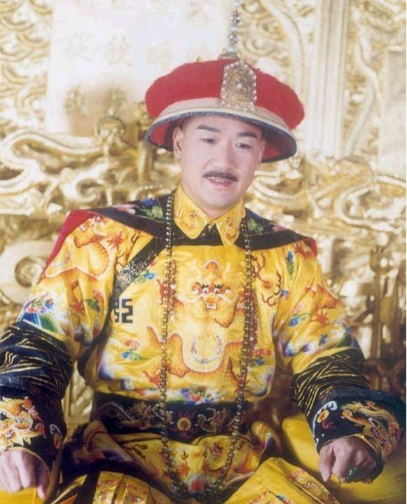 康熙帝很头疼官员让手下代写奏折，甚至委婉地劝大臣们自己写，字不好也没关系一份请