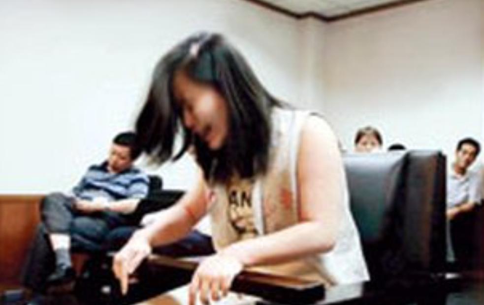 2006年，法庭审判中，死刑犯刘晶晶在被带至法庭时情绪极度失控，她语无伦次，泪水
