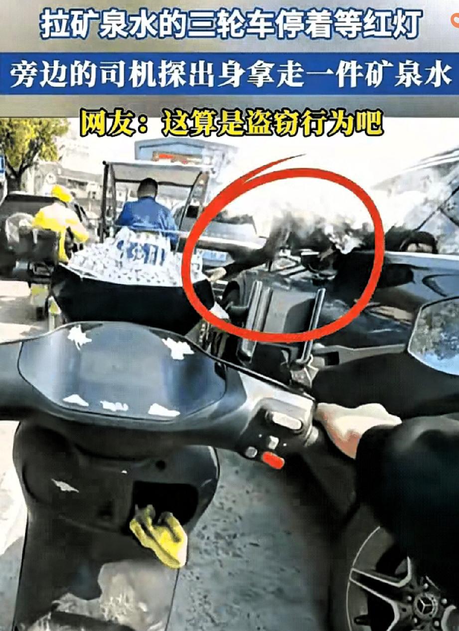 路口等红灯的一幕，真让人看得五味杂陈。一辆豪车缓缓靠近停在路边的三轮车，车主