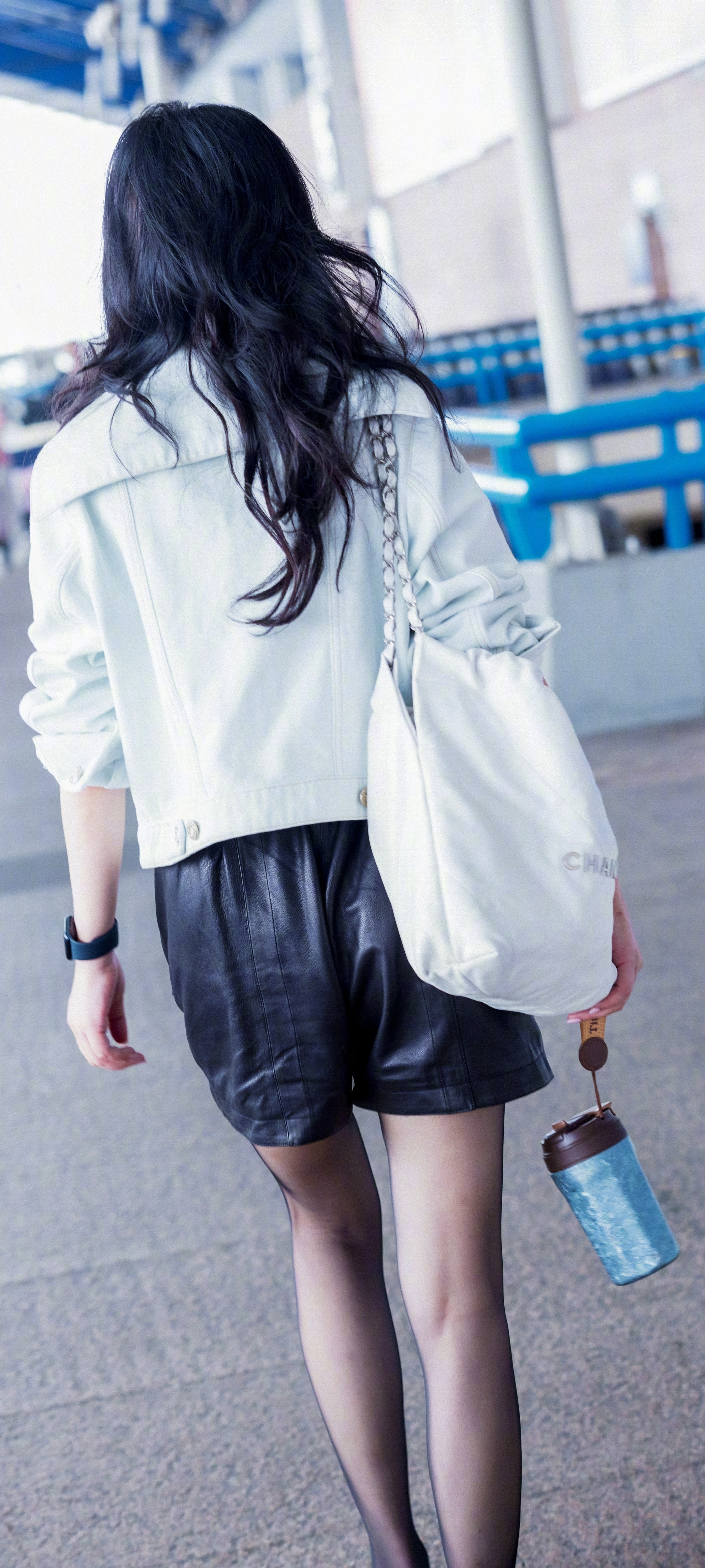 周迅街头随拍，短裤丝袜自在悠然。周迅