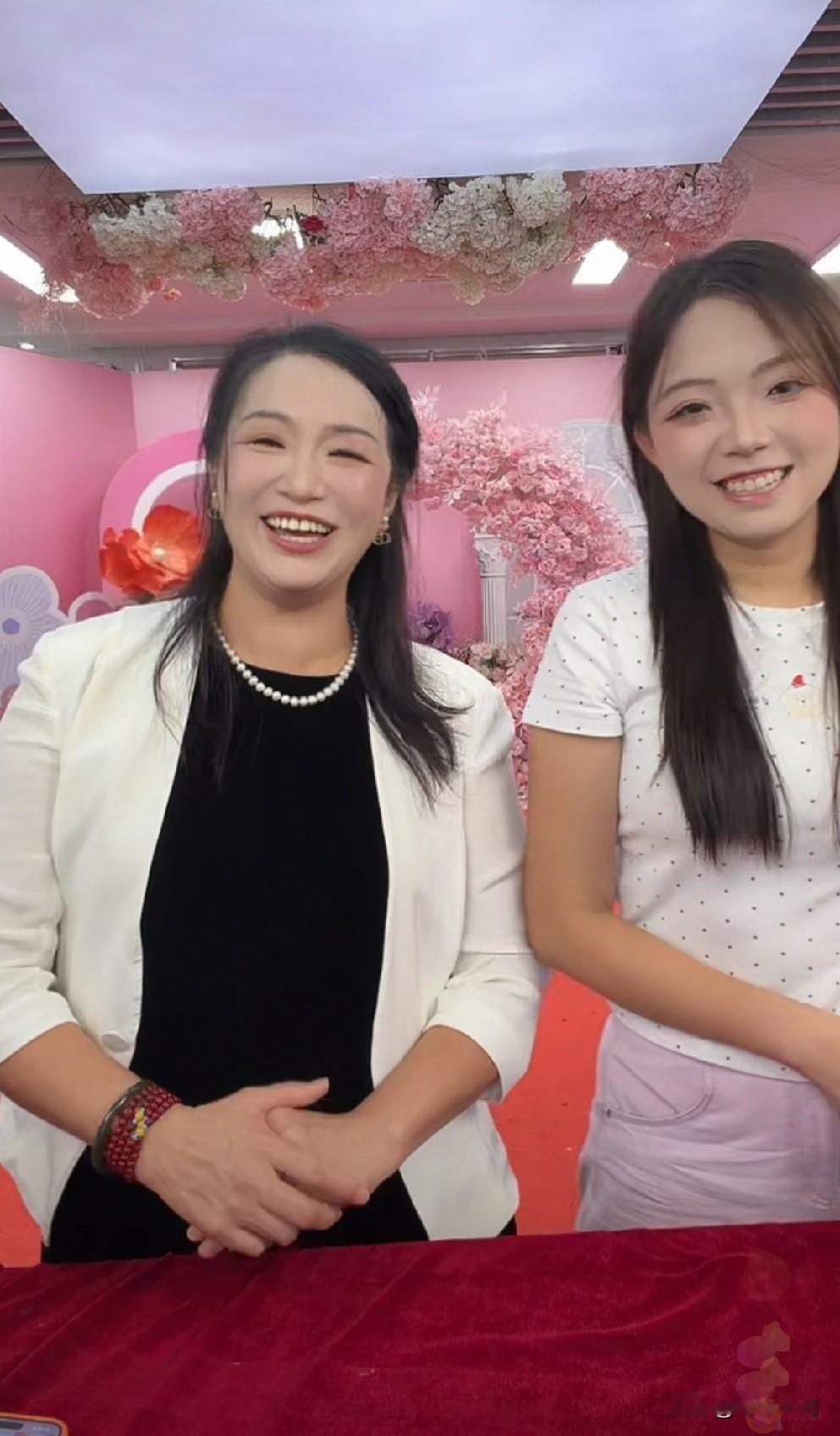 许建华和女儿大妹开播，先是用大妹的账号播，之后又换了许建华的账号播。她们有一段