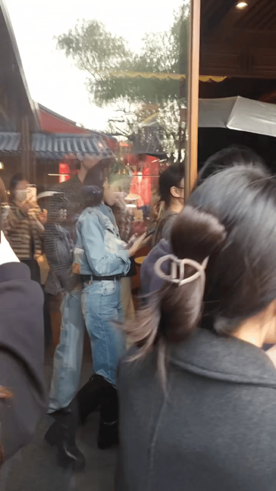 彭小苒线下火成啥了哇塞！彭小苒线下火得不要不要的！这段时间她忙得脚不沾地，各种