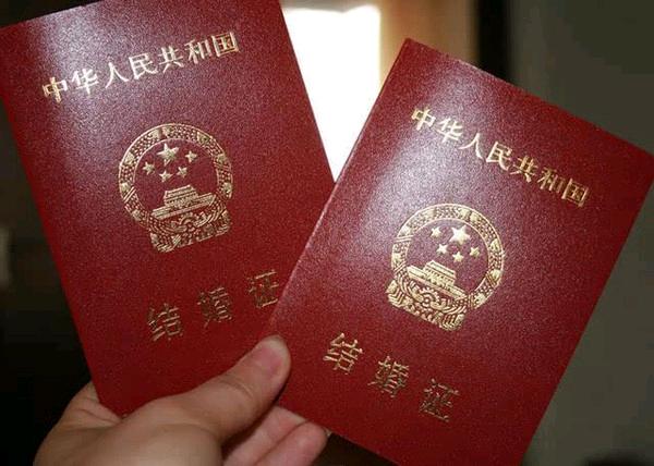 男子补办结婚证被告知离婚十年，这剧情太抓马了。就像湖南岳阳的林哥和小丽，补办结婚