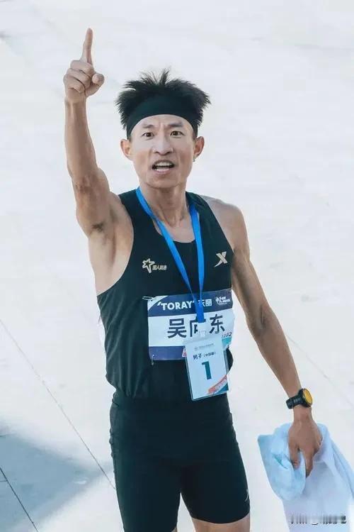 热议：*大连马拉松吴向东破纪录夺冠“国内第一”的背后，是喜是忧？吴向东2小时