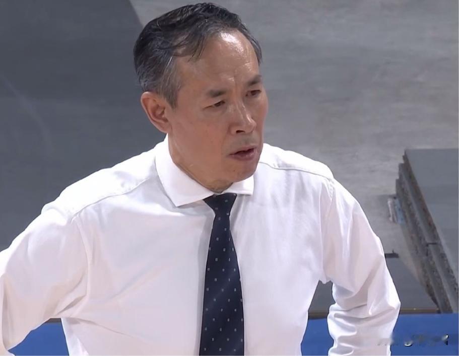 广东102-99逆转击败北京，6个问题想不通！1、曾凡波本场不在状态，为什么让