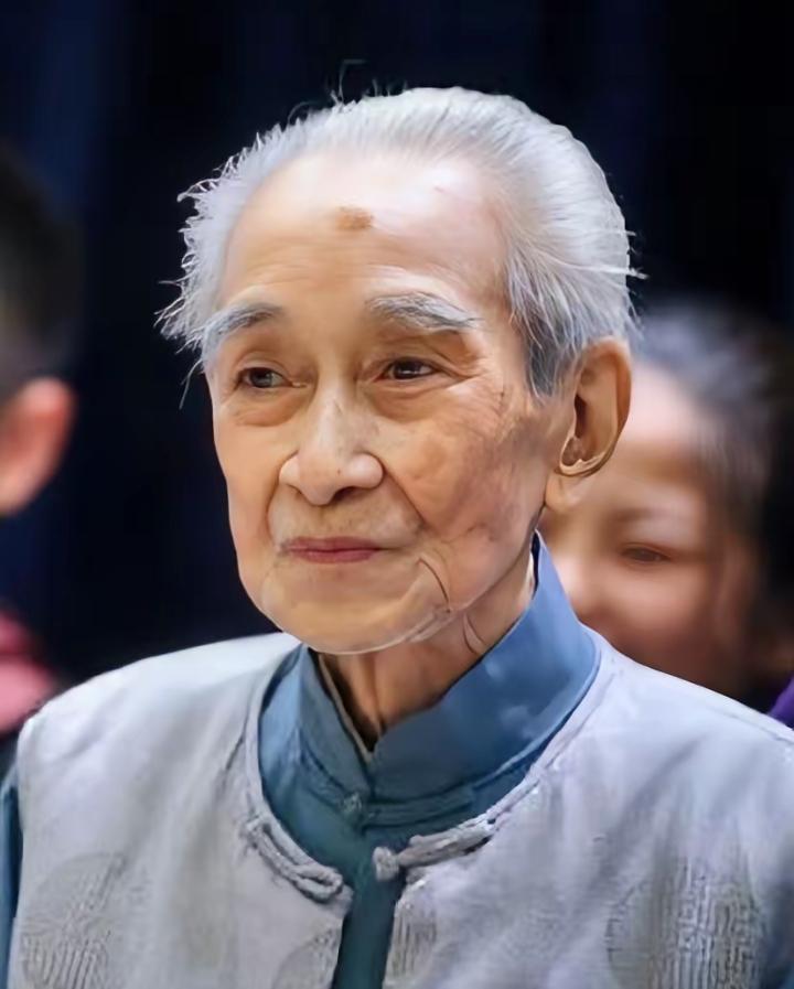 南怀瑾：“我年轻时，一位高人对我讲了两点，我受益一辈子。第一，看世界上任何东西要