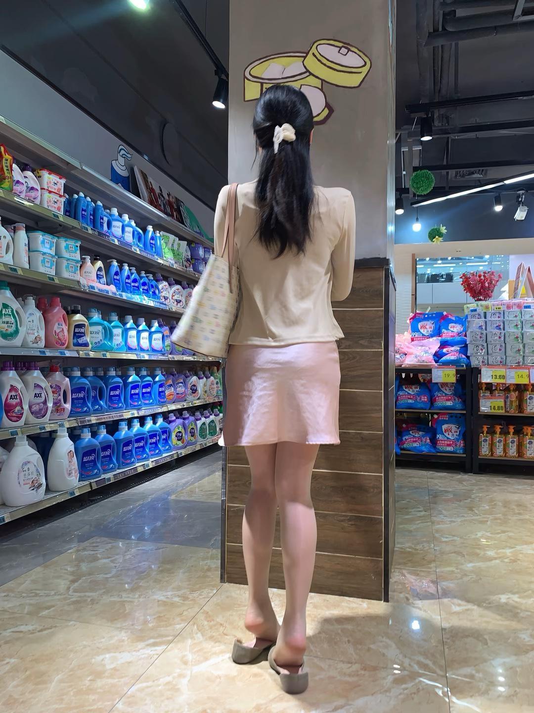 后妈分享美女穿搭服饰职场女性怎样穿着才显得干练职业装搭配何种鞋子为宜呢?