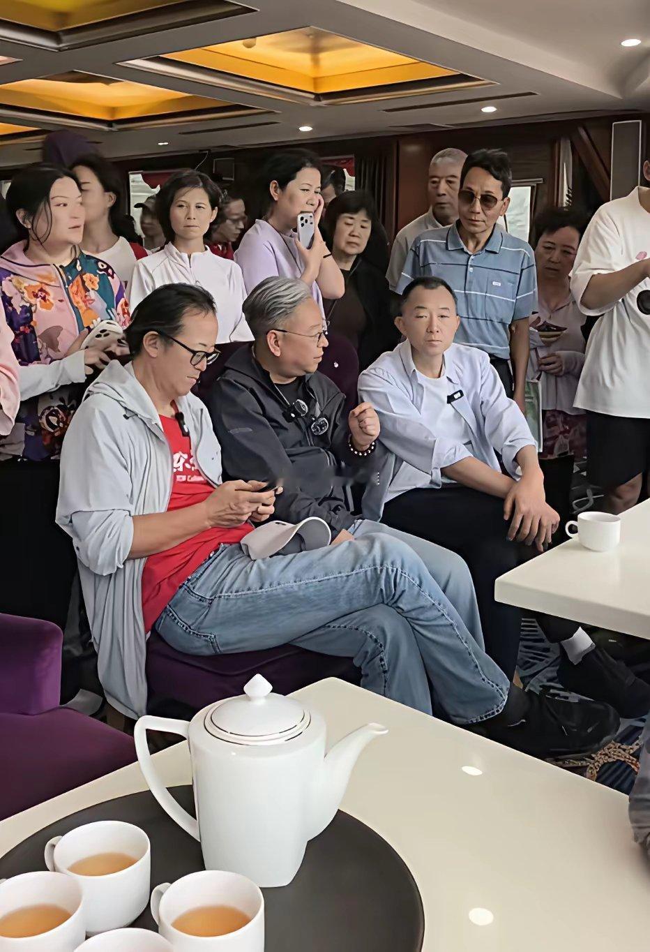 新东方文旅长江游轮上陈行甲、俞敏洪与作家野夫等一众文化人士在游轮船舱内交流座谈时