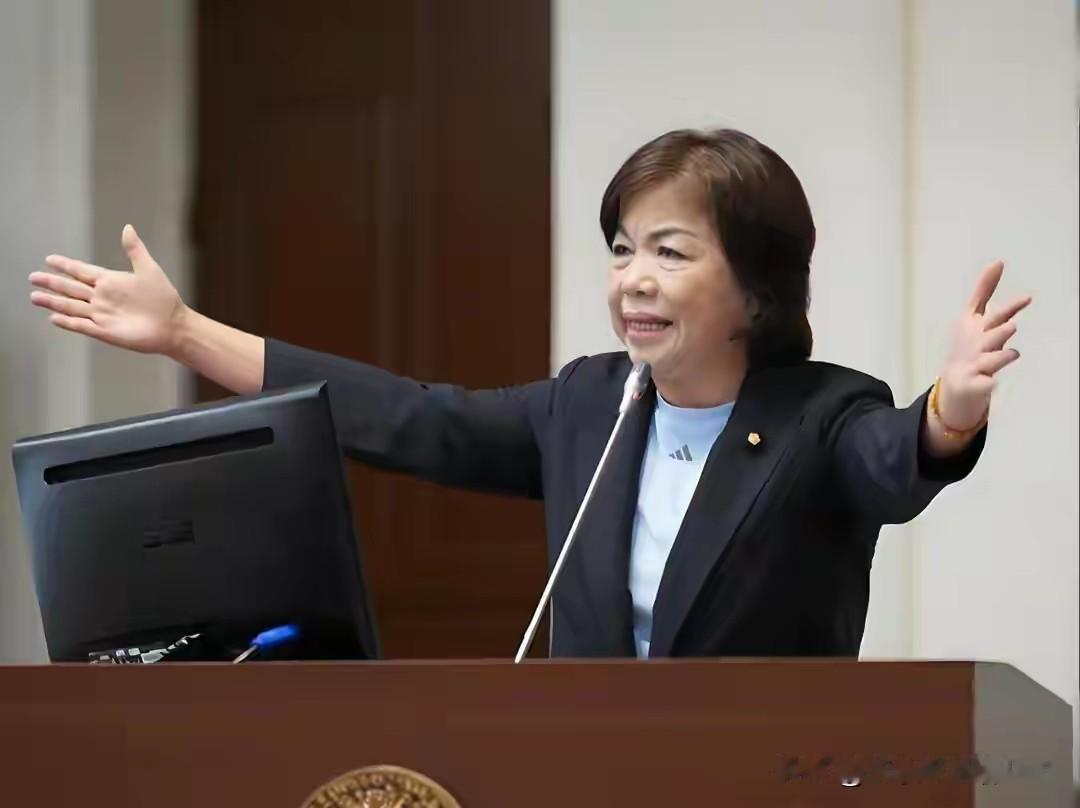 杨琼璎又能去美国“旅游”了！别人拼名额靠抢，杨琼璎靠命。上个月韩国瑜带队访