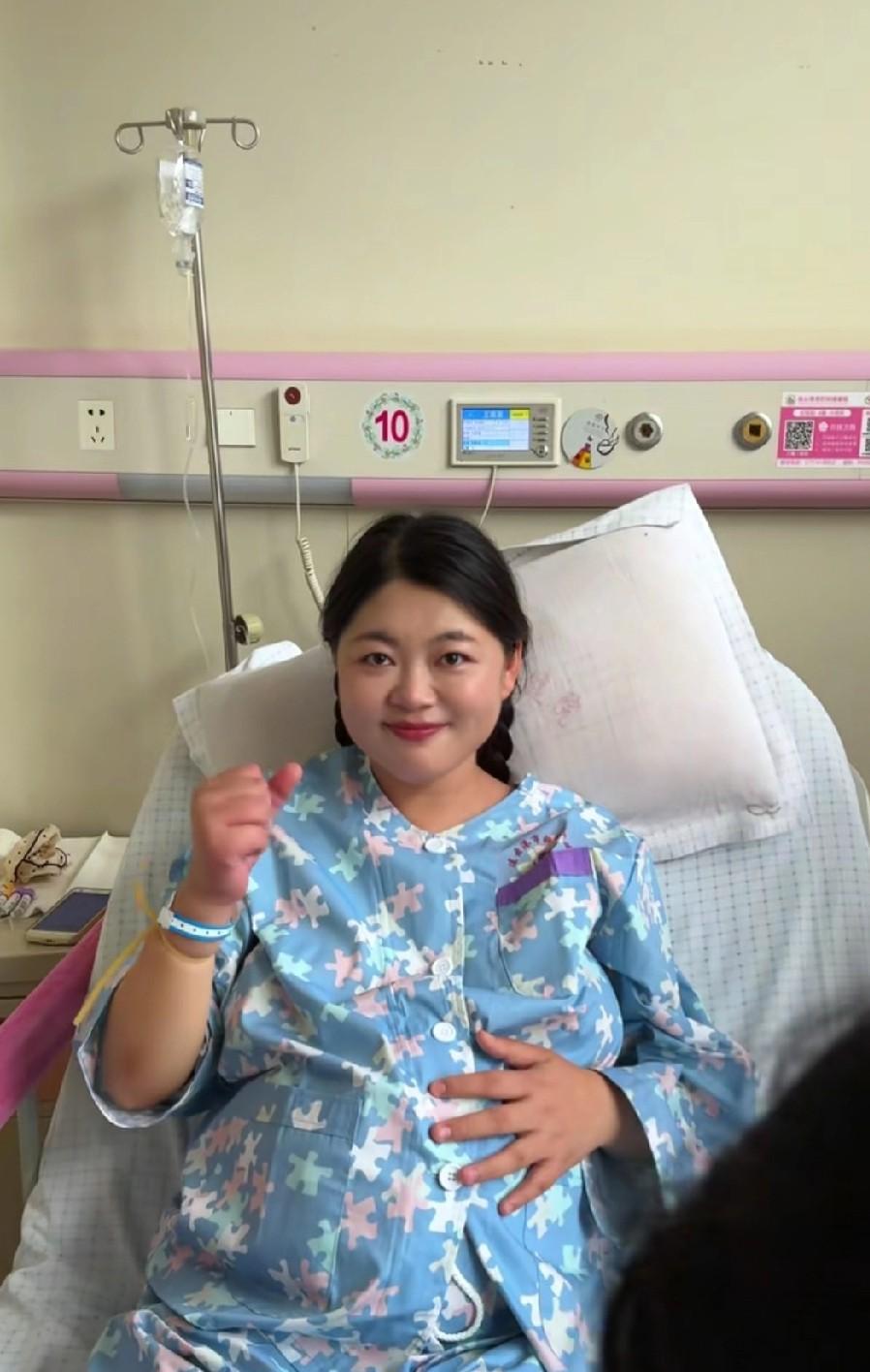 小乔去医院产检被医生扣下，原来是羊水减少要进行紧急剖腹产。婆婆公公还有爷爷都来