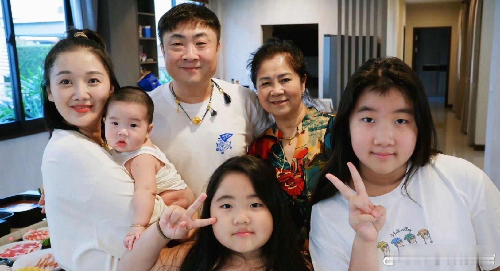 乔杉家的基因真不是一般强大，两女儿像他，连去年刚出生的儿子也越来越像他。毫不夸张