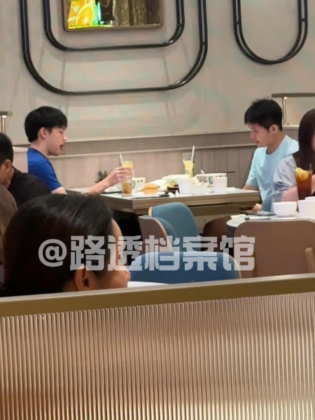 林诗栋和黄友政两个兄弟的就餐，感觉小石头像是大哥哥在给小黄复盘！两个人之间也是