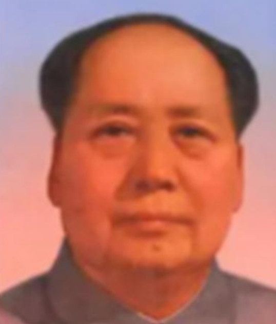 1950年，铁匠朱其升看到家家户户都挂上了毛主席头像，他越看这个人越眼熟，于是偷