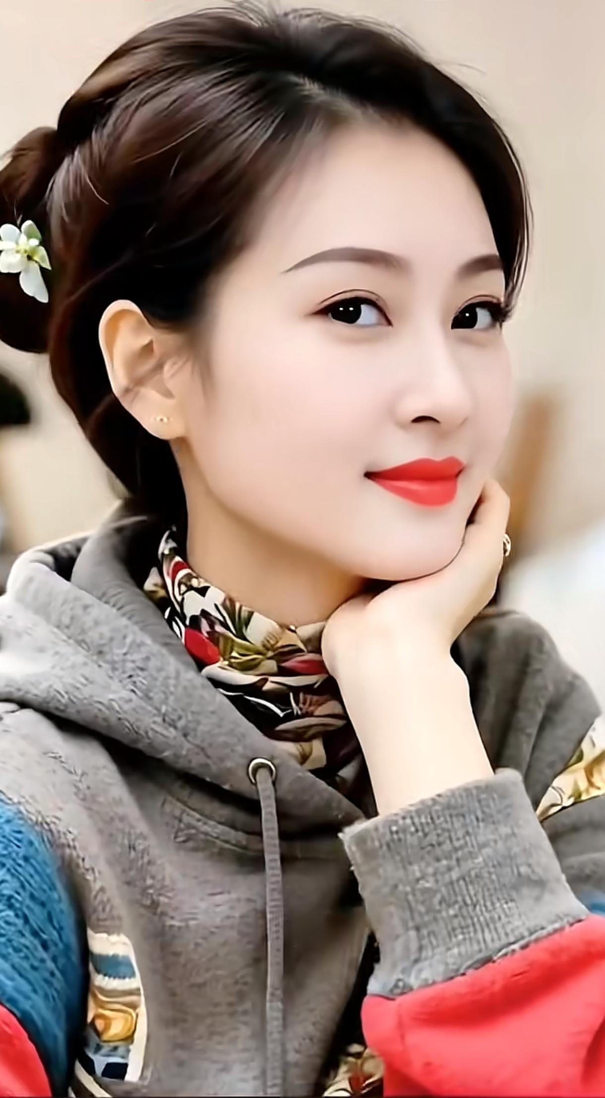元气少女穿搭指南，复古印花与现代卫衣的完美碰撞！💖👗👕干净清新的日常穿搭