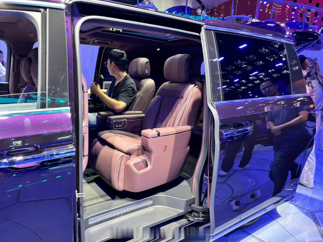 2026成都车展鸿蒙智行展台智界汽车带来了豪华行政级MPV车型V9、家