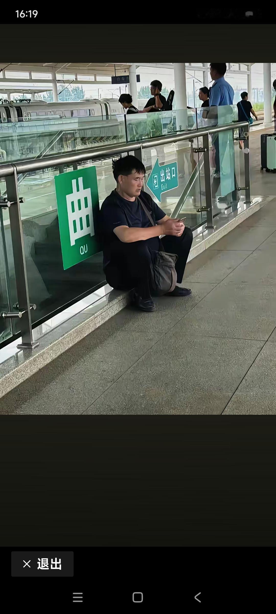 大衣哥朱之文确实一点明星架子也没有。到哪演出，就自己一个人，坐着高铁，或者坐