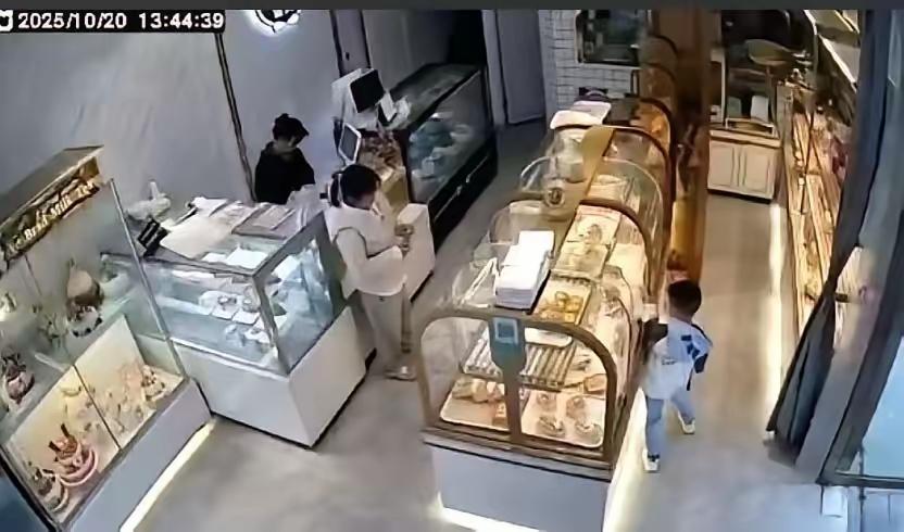 江西景德镇,孩子用手摸蛋糕,店员出言提醒,结果宝妈恼羞成怒,当场怒怼店员,出店门