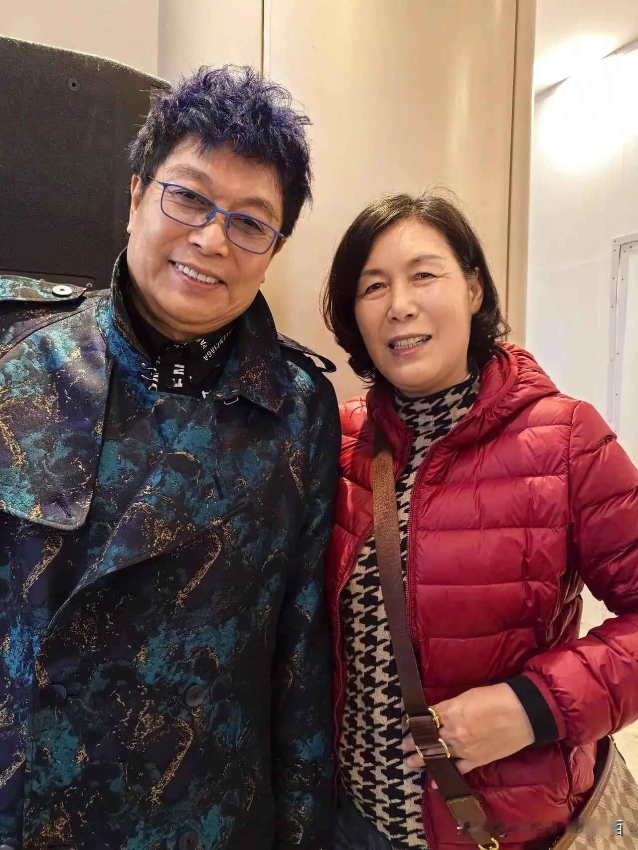 这一位主持人这么多年过去了看起来还挺有气质的，人老了魅力还在，你可还记得他是谁吗